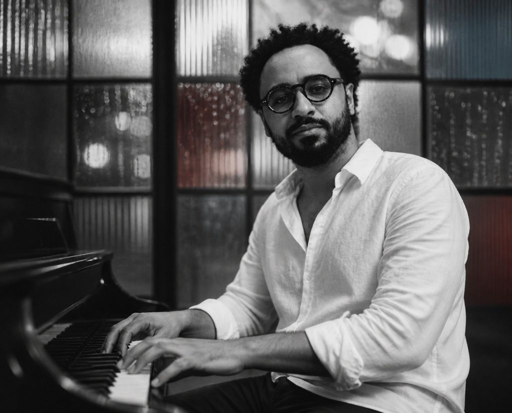 Rony Cintra, pianista, compositor, arreglista y director musical nacido en Santiago de Cuba, se formó en la tradición académica de la isla y se graduó con Título de Oro en Composición Musical por la Universidad de las Artes de La Habana.